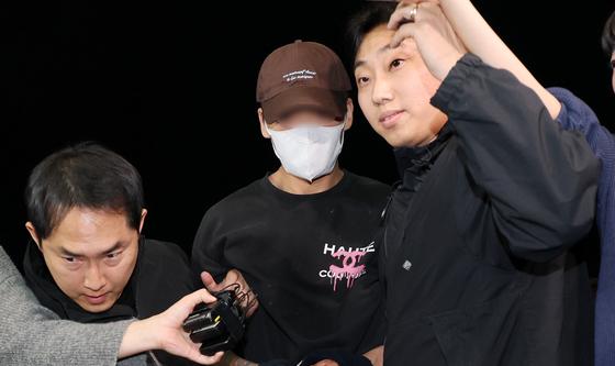 '장모 살해' 20대 남성 송파경찰서 도착