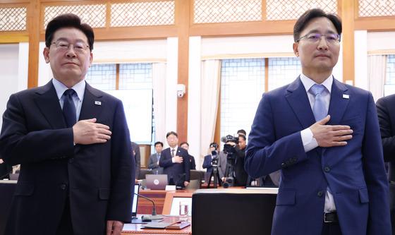 수석보좌관회의 국민의례 하는 이재명 대통령·임광현 비서실장