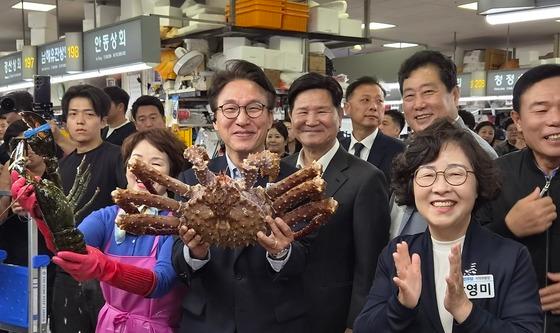 김민석 대표 "자갈치시장 파이팅"
