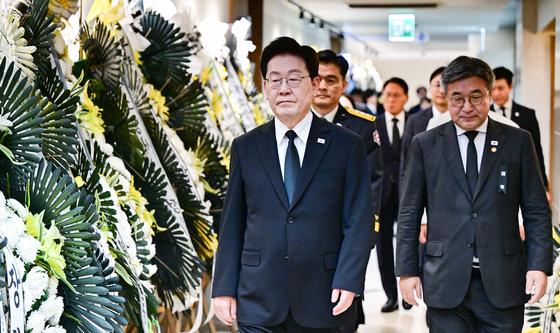 이재명 대통령, 부천 공장 화재 순직 소방대원 빈소 조문