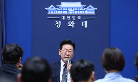 청와대 출입기자단과 간담회 갖는 이재명 대통령