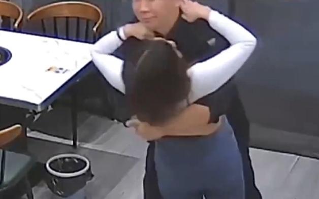 사람 잡는 '포옹'…아내 꽉 껴안았는데 갈비뼈 5개 '우두둑'[영상]