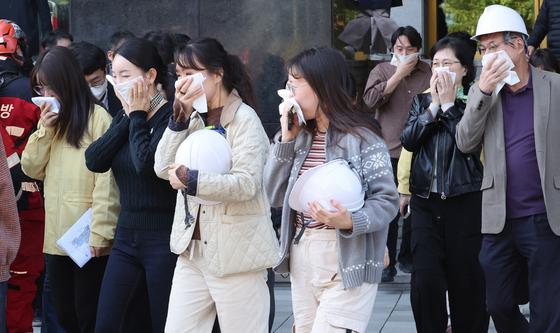 '불이 나면 입 가리고 건물 밖으로'