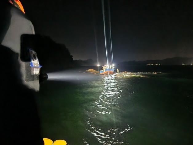거제 딴섬 인근 해상서 1톤 어선 좌초…승선원 2명 전원 구조