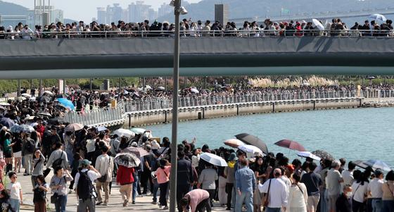 상어 '부캉이' 보러 북적…부산 북항친수공원 방문객 100만명 돌파