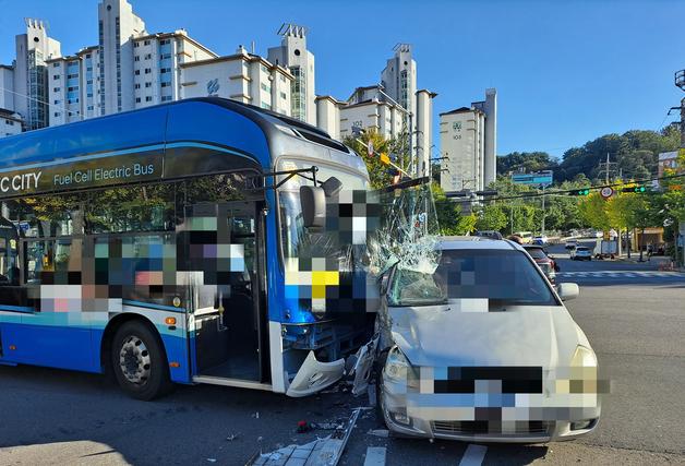 창원 의창사거리서 시내버스·카니발 차량 충돌…승객 6명 중경상