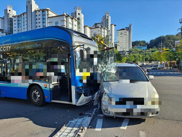 창원 의창사거리서 시내버스·카니발 차량 충돌…승객 6명 중경상
