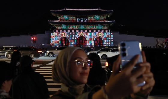 한글날 100주년 전야제…광화문 비추는 한글