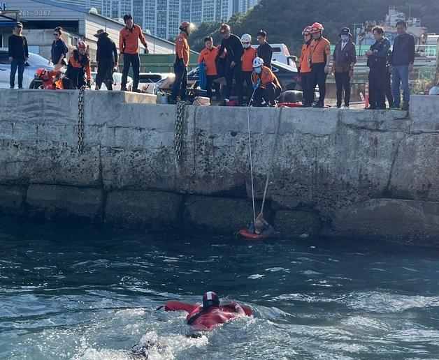 부산 영도서 70대 낚시객 바다 추락…구조대원 입수해 구조