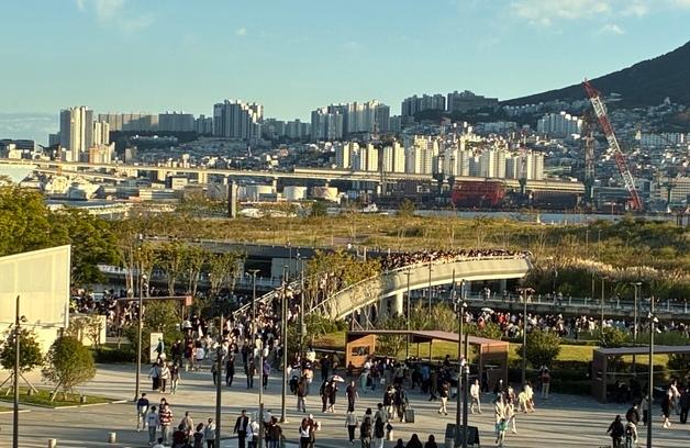 "북항, 이쪽으로 가나요?"…'부캉이' 투어 행렬, 120만명 넘었다 