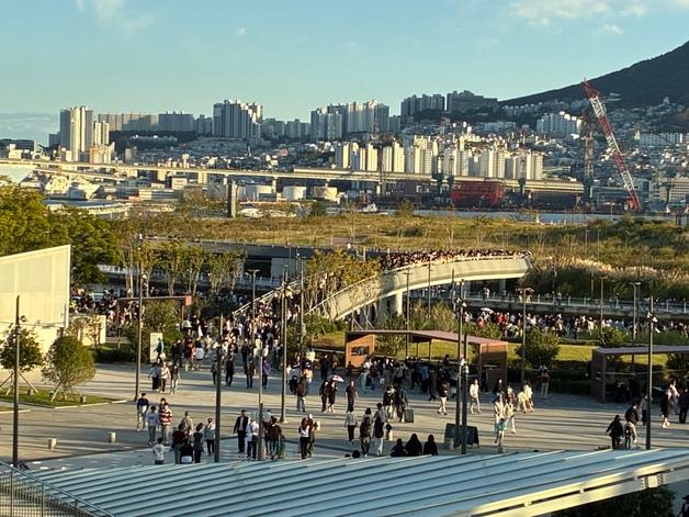 "북항, 이쪽으로 가나요?"…'부캉이' 투어 행렬, 120만명 넘었다 