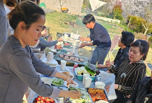 "한국에서 베트남 가족들과 설 명절 연휴 보내요"
