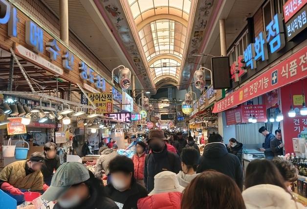 설 앞둔 부전시장 인파로 '후끈'…손님은 물건만 '들었다 놨다'