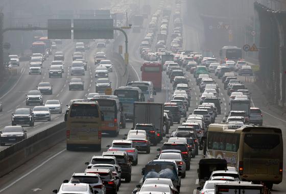 '귀성 차량 계속 늘어' 부산·경남 곳곳 정체…서울~부산 6시간 10분
