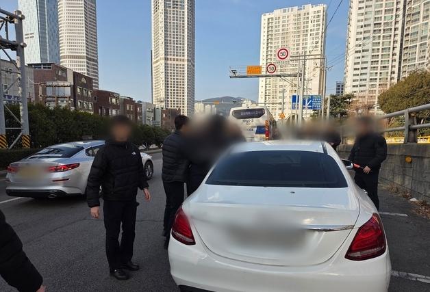 술 취해 '갈지자' 운행 승용차, 바로 뒤엔 경찰 버스 있었다