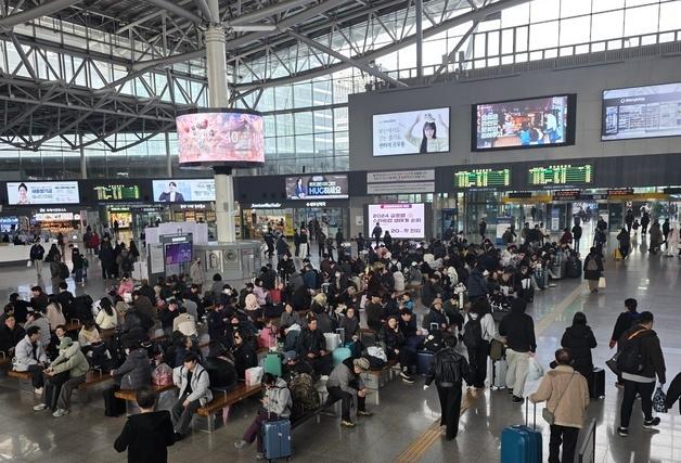 "준비한 음식 좋아해 줬으면"…연휴 첫날 웃음꽃 핀 부산역