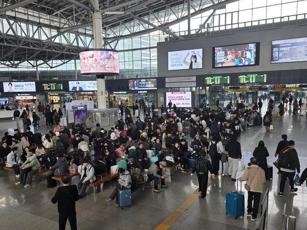 "준비한 음식 좋아해 줬으면"…연휴 첫날 웃음꽃 핀 부산역