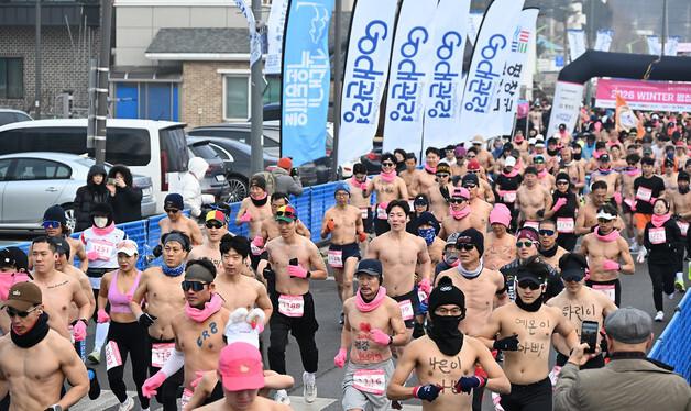 "춥지만, 시원하다"…대관령눈꽃축제장서 알몸 마라톤