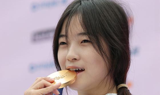 금메달 깨무는 최가온, 영광의 금메달