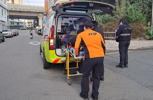 뇌졸중 의심 증상 보이던 80대 경찰·119 도움으로 병원 이송