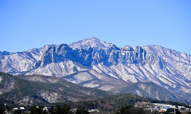 눈 내린 설악산 울산바위