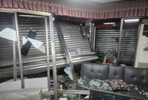 후진으로 금은방 '쾅'…귀금속 훔쳐 달아난 40대 구속