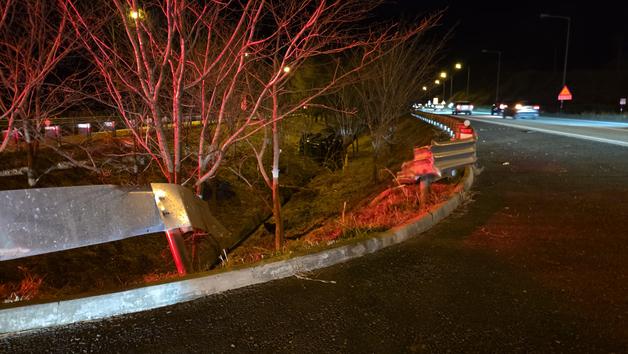 밀양 신대구부산고속도로서 승합차 가드레일 충돌 후 추락…5명 부상