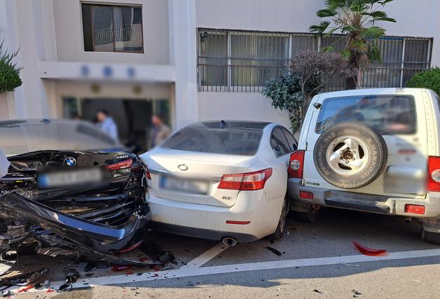 아파트서 주차하던 무면허 70대 다른 차 7대 '쾅쾅쾅'…운전미숙 추정