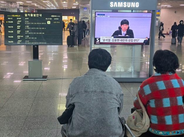 尹 무기징역 선고 순간 "아!"…차분한 분위기로 지켜본 부산 시민들