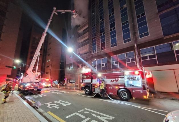 진주 평거동 9층 건물 6층서 화재, 22명 대피…"실외기서 불꽃"