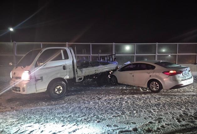 철원 17.3㎝, 남양주 7.5㎝…전국 '눈폭탄' 빙판길 곳곳 사고(종합)