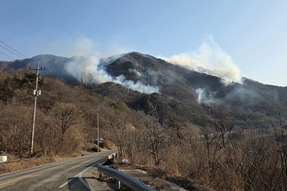 함양 산불 대응 2단계 발령…강풍에 진화율 47%→40%