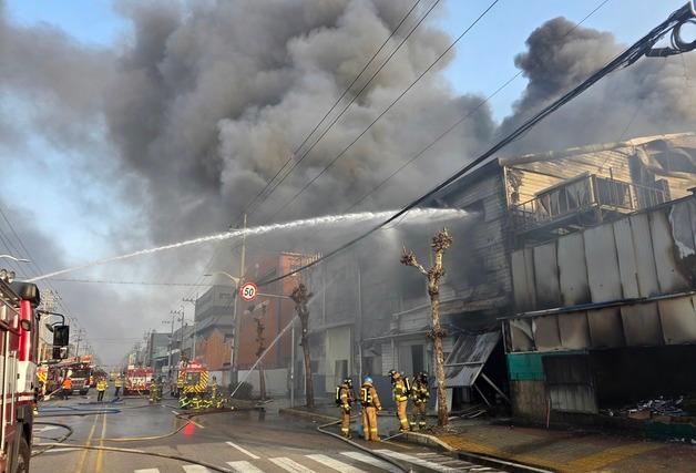 부산 강서구 송정동 2개 공장서 불…6시간 만에 초진