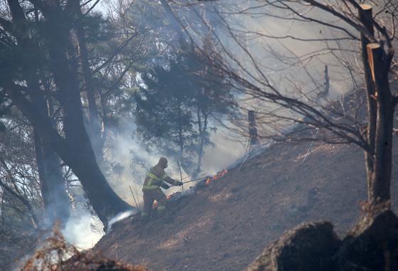 경남 밀양 삼랑진읍 산불 확산…소방청, '국가소방동원령' 발령