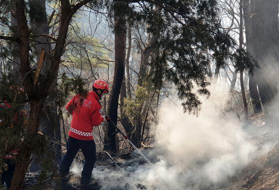 함양 산불 일몰 전 주불 진화 '희망적'…암석지·낙엽층은 '난제'