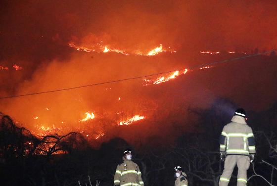 밀양 산불, 야간 진화 총력…인근 마을 주민 등 119명 대피(종합2보)