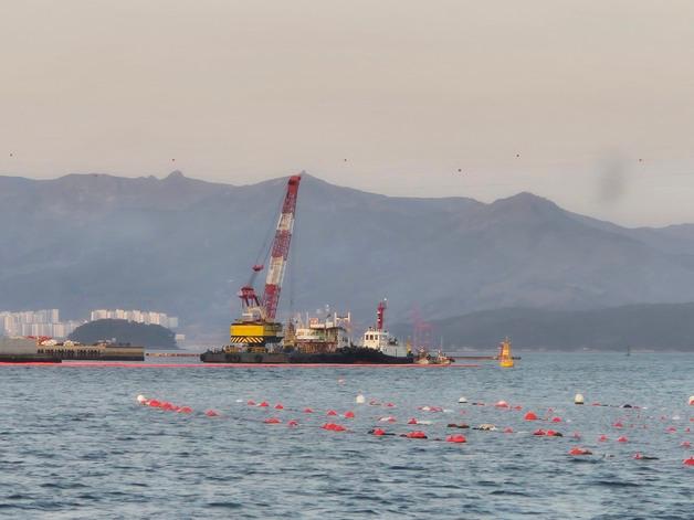 창원 실리도 해상서 바지선이 고압선 절단…섬 43가구 정전