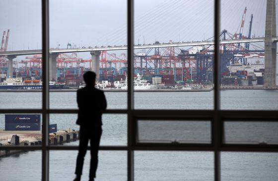 부산항, 중동사태로 물동량 줄고 운임 올라…연속 성장세 멈추나