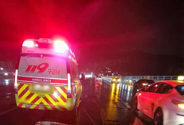 부산 구포대교 빗길에 미끄러진 오토바이에 승용차 '쾅'…1명 사망