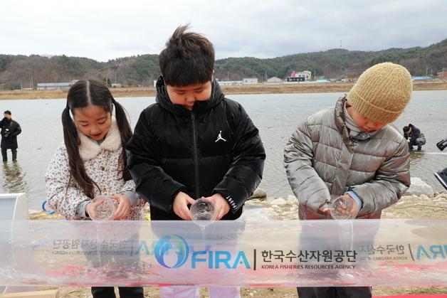 한국수산자원공단 "올 4월까지 어린연어 500만 마리 방류"