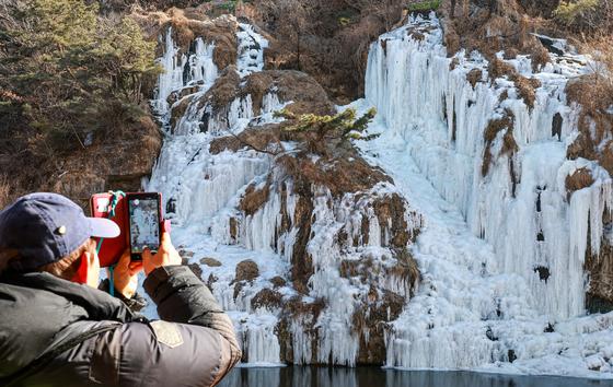 [오늘의 날씨] 부산·경남(8일, 일)…아침 -12~-6도 '강추위'
