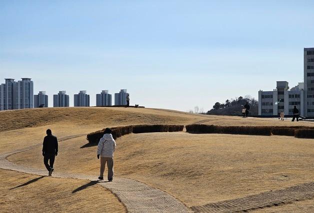 "산책하긴 춥네요"…휴일 한파에 김해 야외 '한산' 실내 '북적'