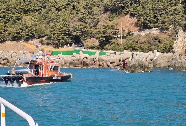 물때 놓쳐 갯바위 고립된 70대 낚시객 해경에 구조