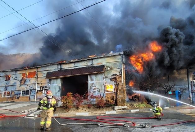 김해 대동면 단열재 보관창고 화재…6시간여 만에 진화(종합)