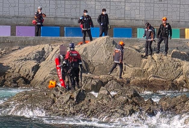 거제 장승포항 인근 갯바위서 낚시객 고립…해경 구조