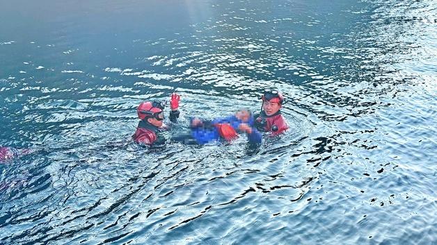 통영 한산대첩광장 앞 해상서 70대 선원 추락…해경, 신속 구조해 '무사'