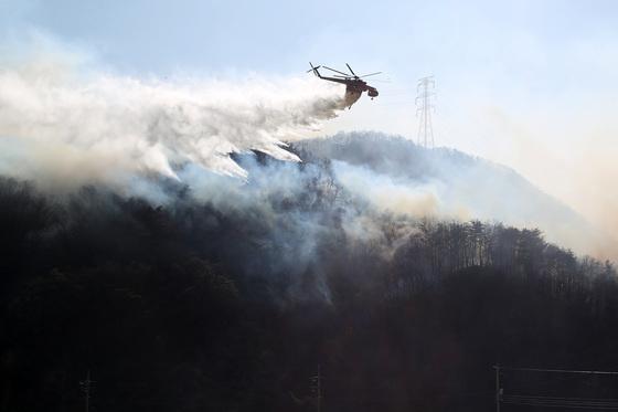 경주 문무대왕면 산불에 국가소방동원령…5개 시도 특수대응단 투입