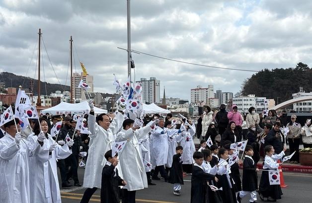 태극기 흔들며…통영 강구안서 울려퍼진 "대한독립 만세"