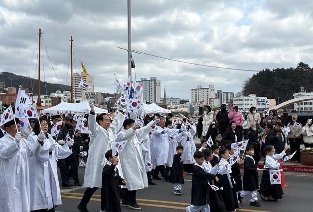 태극기 흔들며…통영 강구안서 울려퍼진 "대한독립 만세"