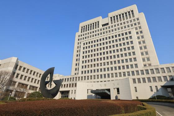 "부산북항 재개발 계약 도울게"…업자 돈 받은 前공무원 징역형 확정